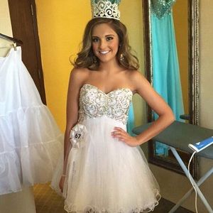 White cocktail dress made by Alyce, size 0.